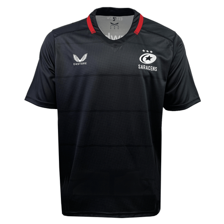 The Saracens 24/25 Replica Home Jersey by Castore features black short sleeves, a red collar, the Castore logo on the right chest, and a three-star Saracens badge on the left—a must-have classic for rugby fans.