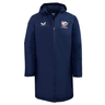 This USA Rugby Long Length Bench Jacket by Castore is a long, navy blue coat with a hood and features the Castore and USA logos on the chest. Its insulated lining provides comfort and warmth in any weather.